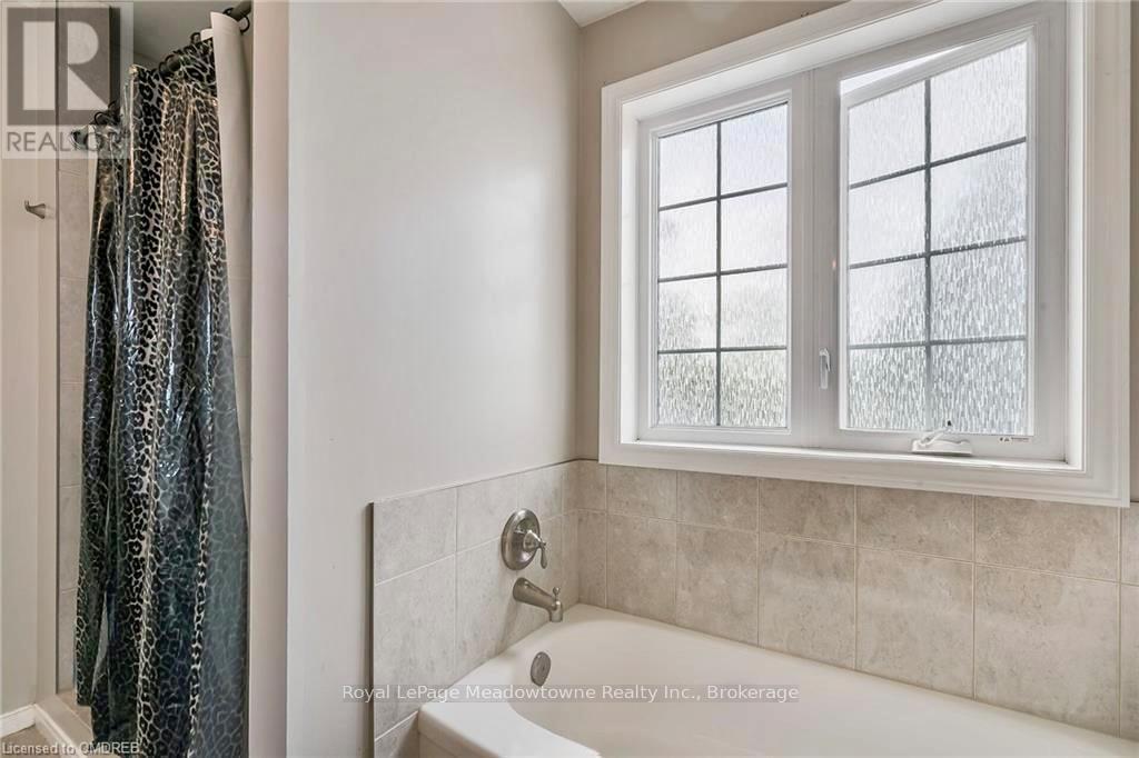 44 Corbett Street, Cambridge, ON - Indoor Photo Showing Bathroom