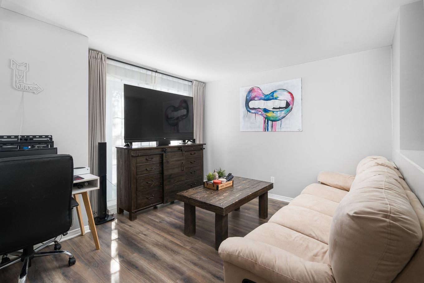 Salon - 5900 Rue Charpentier, Brossard, QC - Indoor