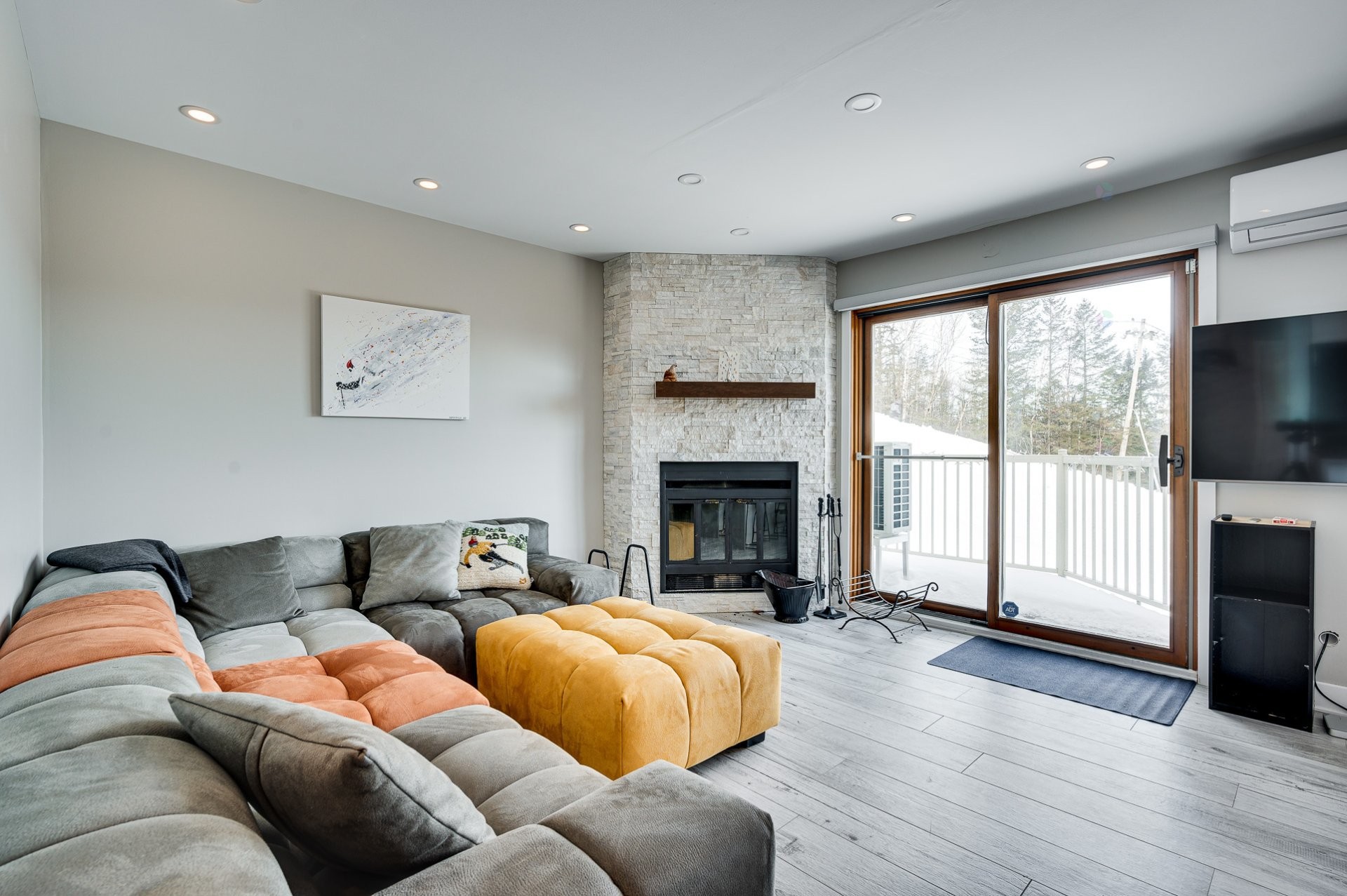 Salon - 544 Ch. Du Skieur, Piedmont, QC - Indoor Photo Showing Living Room With Fireplace