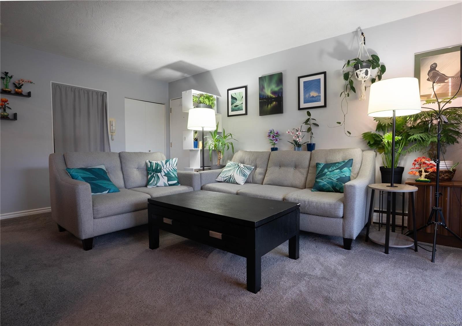 352 Burnside Rd West, Saanich, BC - Indoor Photo Showing Living Room