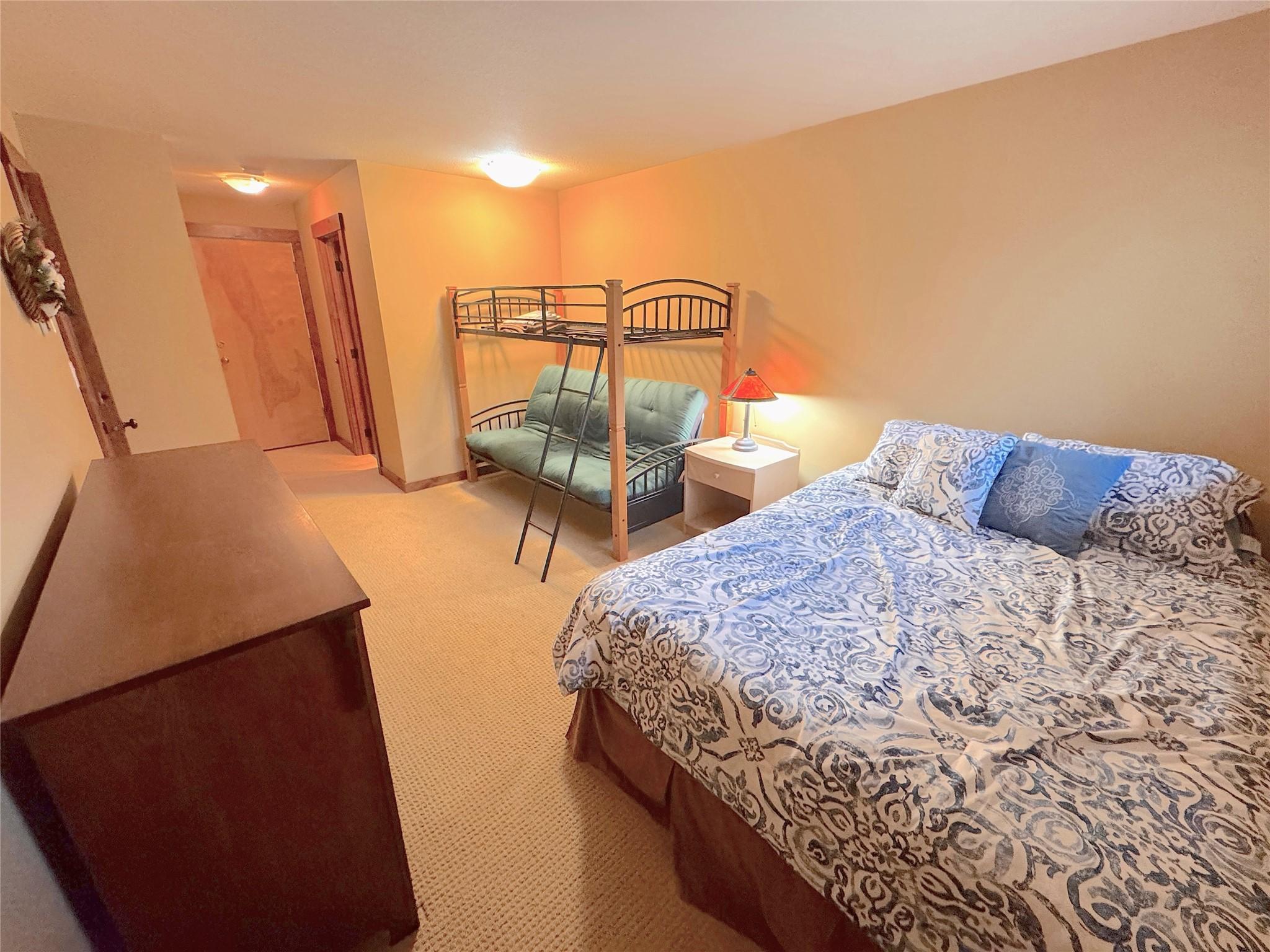 115-4559 Timberline Crescent, Fernie, BC - Indoor Photo Showing Bedroom