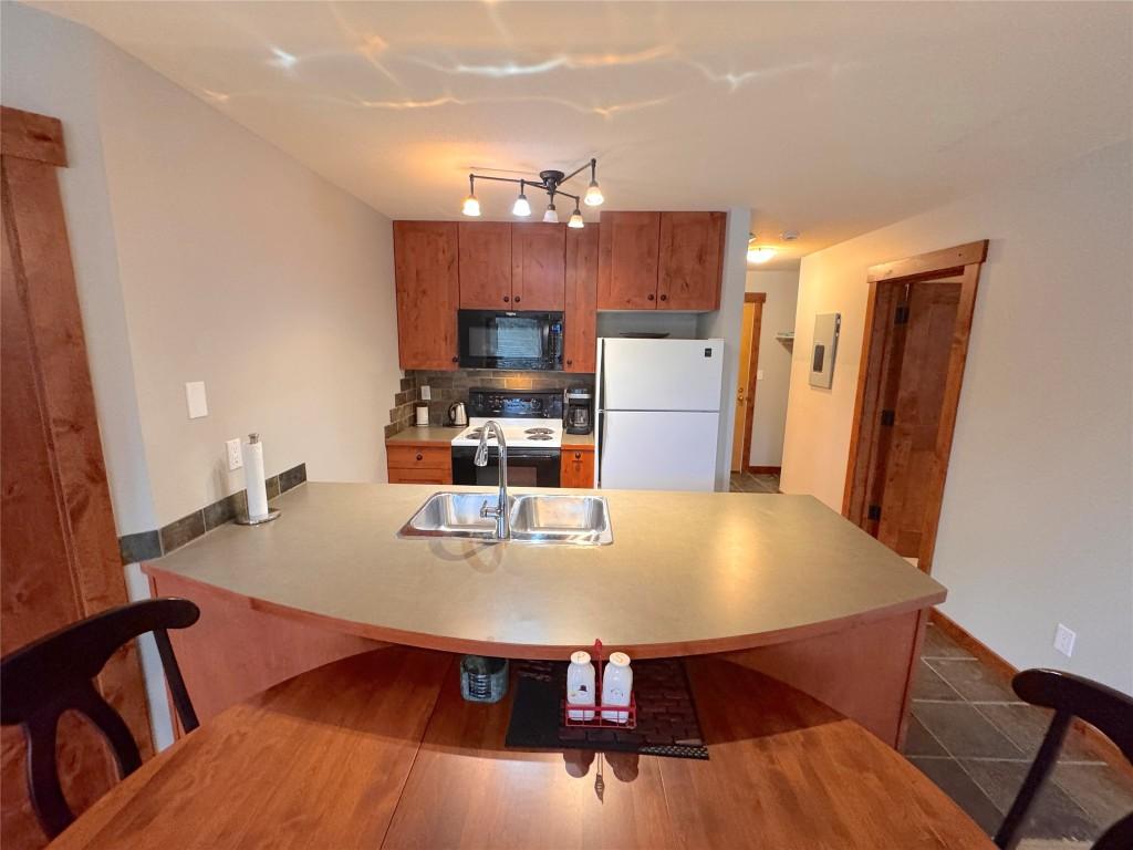 115-4559 Timberline Crescent, Fernie, BC - Indoor Photo Showing Kitchen With Double Sink
