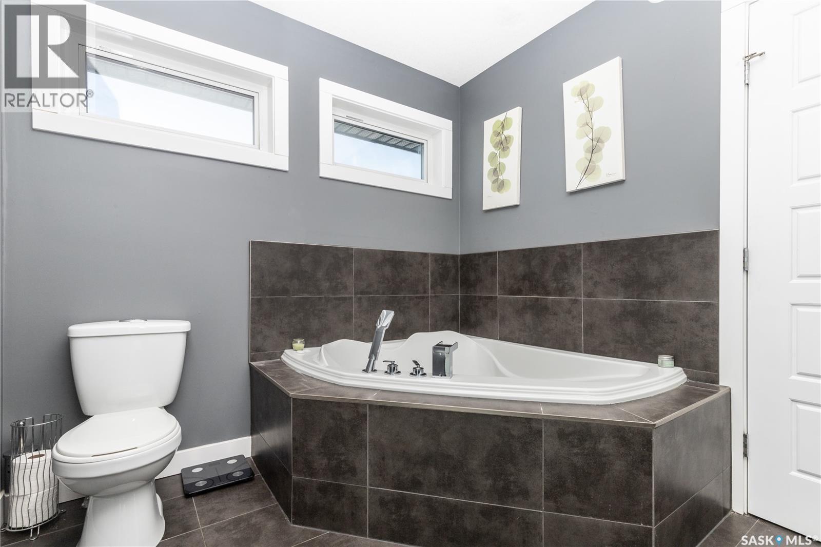 907 Werschner Crescent, Saskatoon, SK - Indoor Photo Showing Bathroom