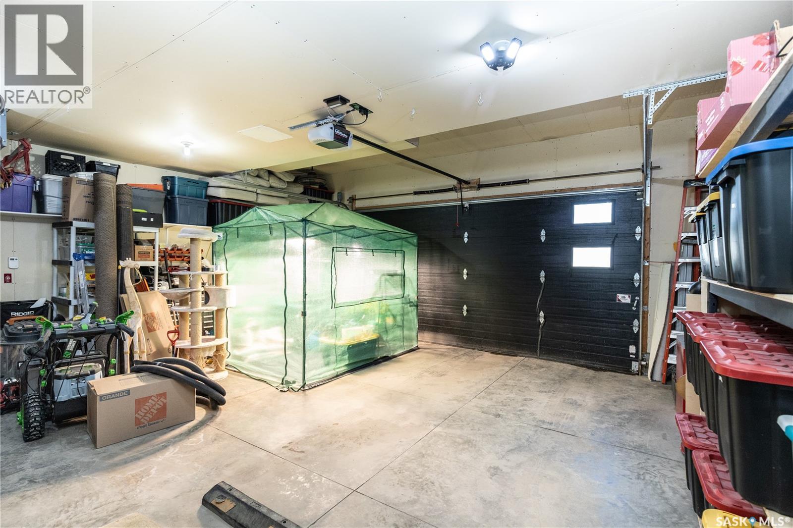 907 Werschner Crescent, Saskatoon, SK - Indoor Photo Showing Garage