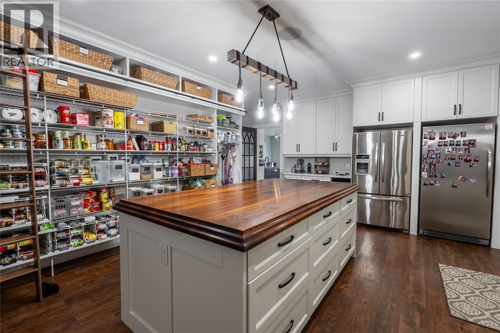 647 St Clair Parkway, St Clair, ON - Indoor Photo Showing Kitchen