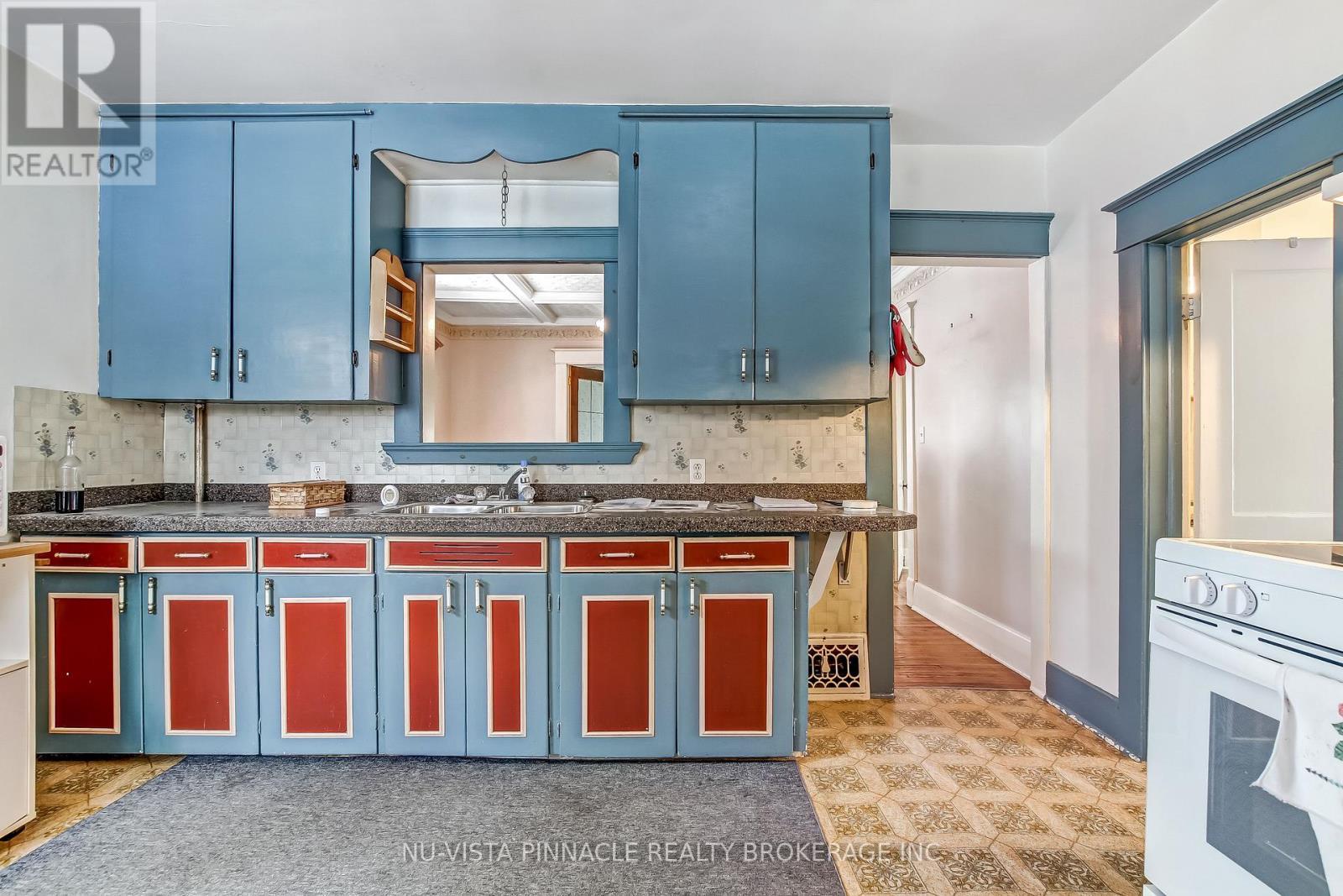 52 Boullee Street, London East (East C), ON - Indoor Photo Showing Kitchen