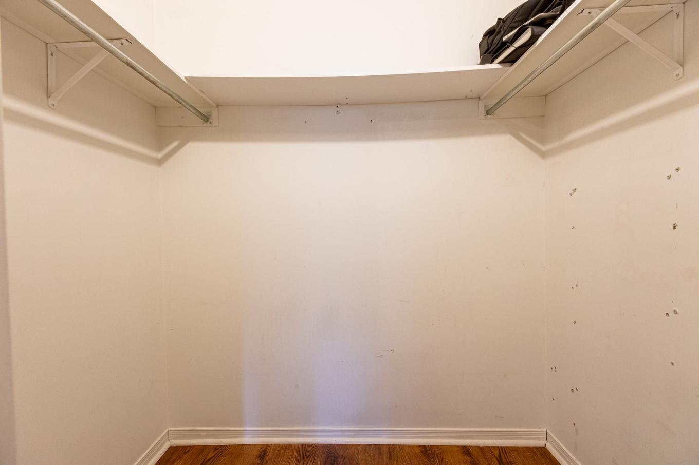 Walk-in closet - 1422A Rue Alexandre-Desève, Montréal (Ville-Marie), QC - Indoor