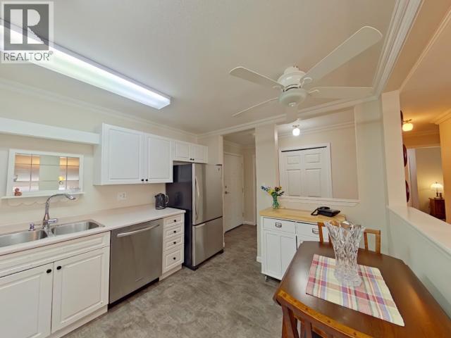 104-4685 Joyce Ave, Powell River, BC - Indoor Photo Showing Kitchen With Double Sink