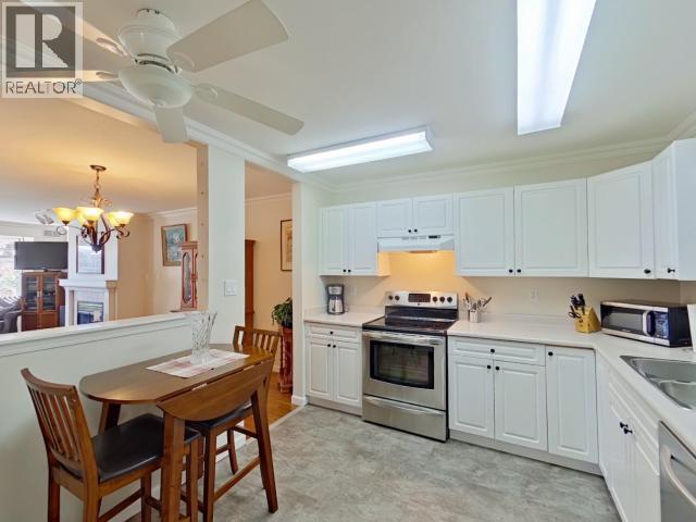 104-4685 Joyce Ave, Powell River, BC - Indoor Photo Showing Kitchen