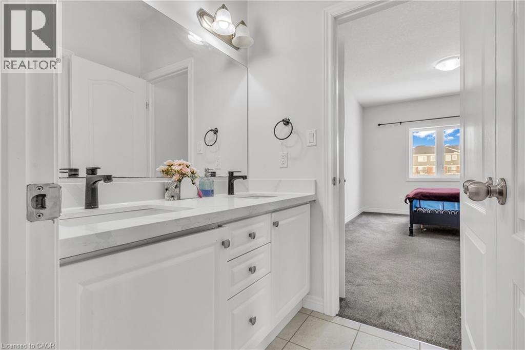 438 Blair Creek Drive, Kitchener, ON - Indoor Photo Showing Bathroom