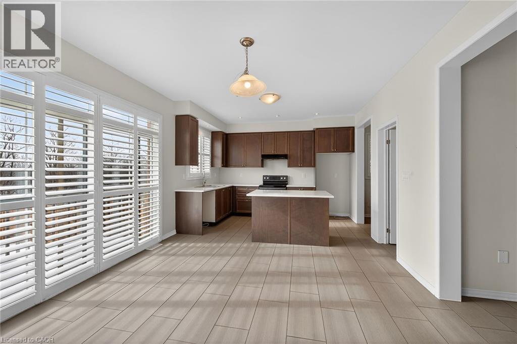 17 Larry Crescent, Caledonia, ON - Indoor Photo Showing Kitchen