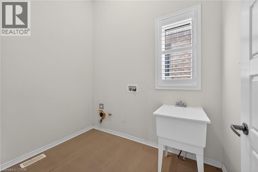 17 Larry Crescent, Caledonia, ON - Indoor Photo Showing Other Room