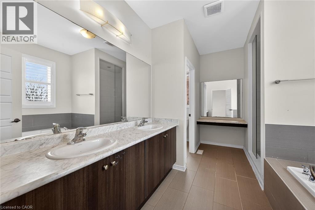 17 Larry Crescent, Caledonia, ON - Indoor Photo Showing Bathroom