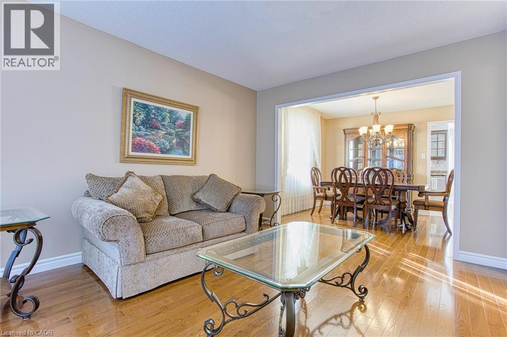 211 Rushdale Drive, Hamilton, ON - Indoor Photo Showing Living Room