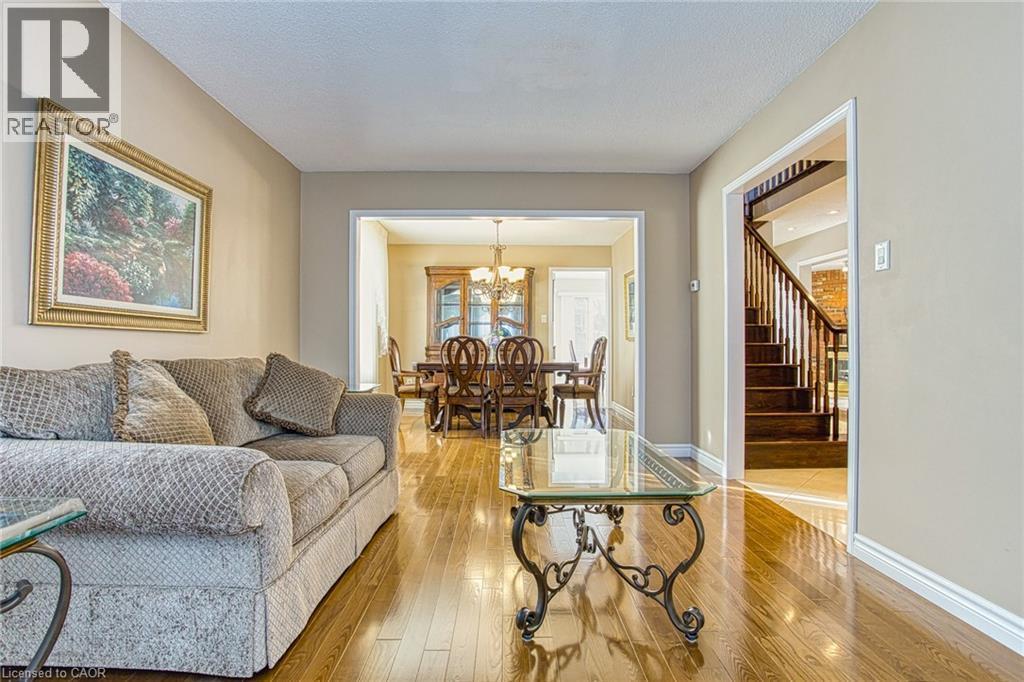 211 Rushdale Drive, Hamilton, ON - Indoor Photo Showing Living Room