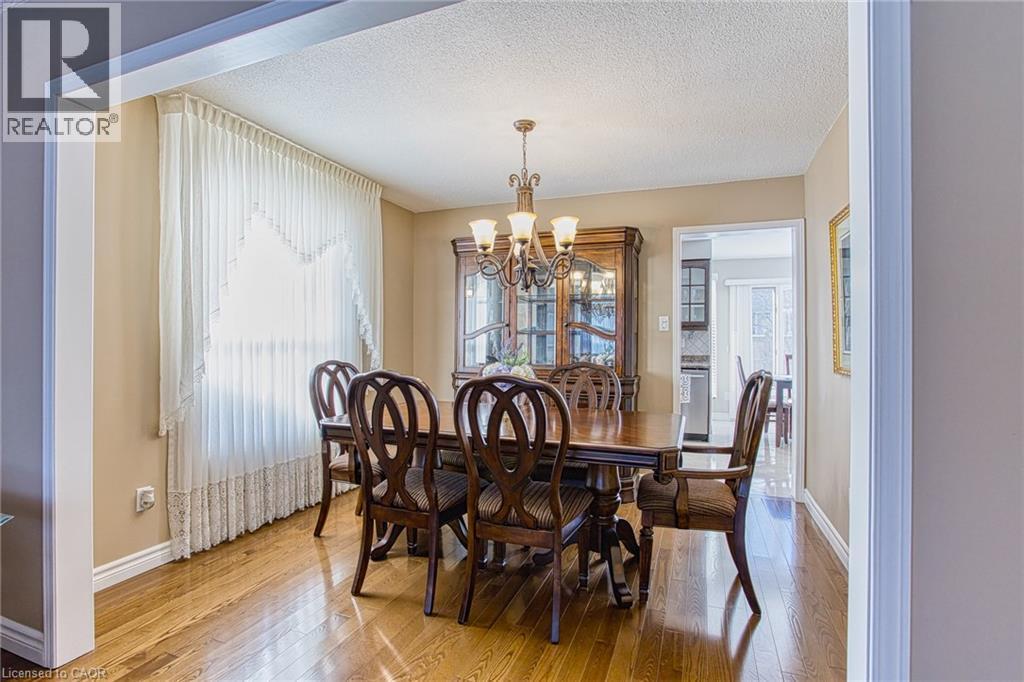 211 Rushdale Drive, Hamilton, ON - Indoor Photo Showing Dining Room