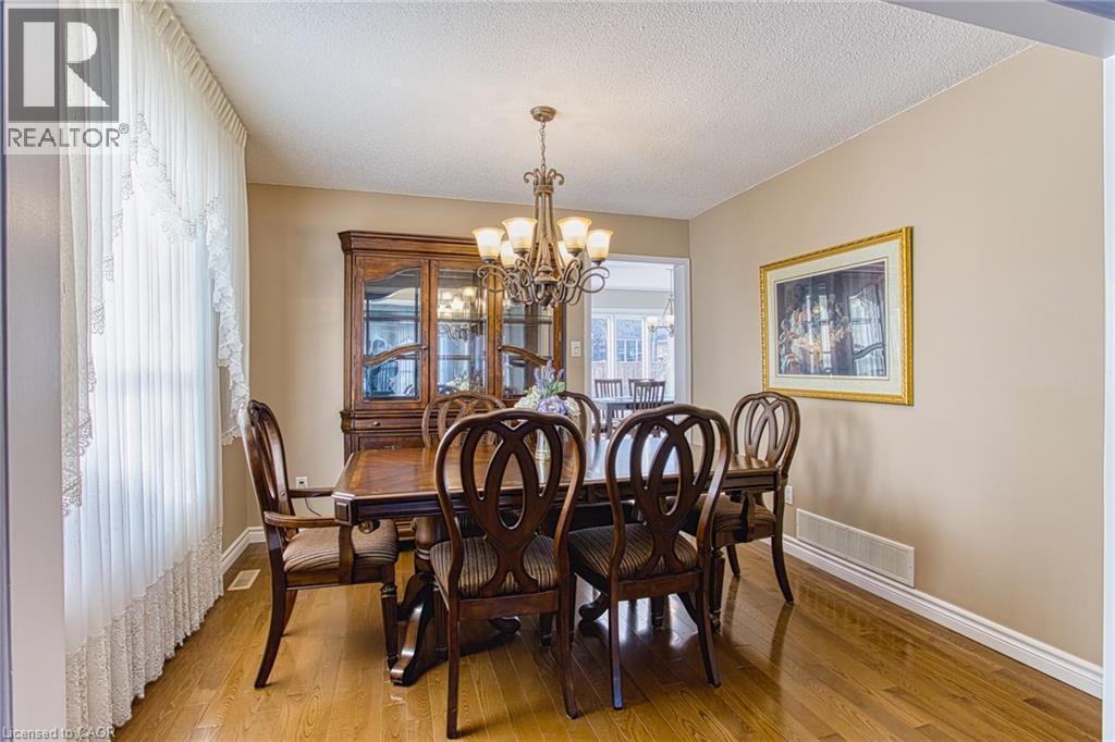 211 Rushdale Drive, Hamilton, ON - Indoor Photo Showing Dining Room