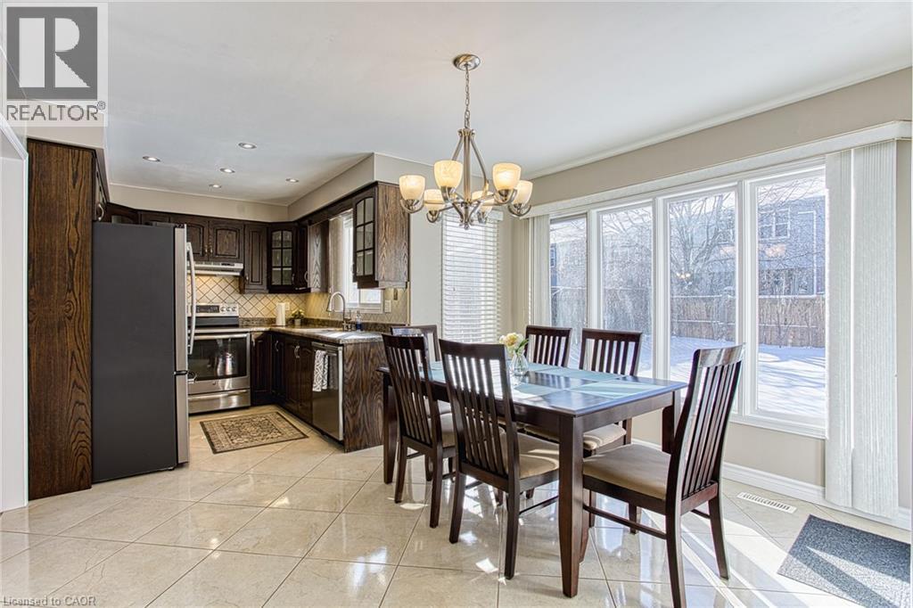 211 Rushdale Drive, Hamilton, ON - Indoor Photo Showing Dining Room