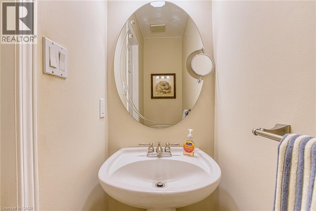 211 Rushdale Drive, Hamilton, ON - Indoor Photo Showing Bathroom