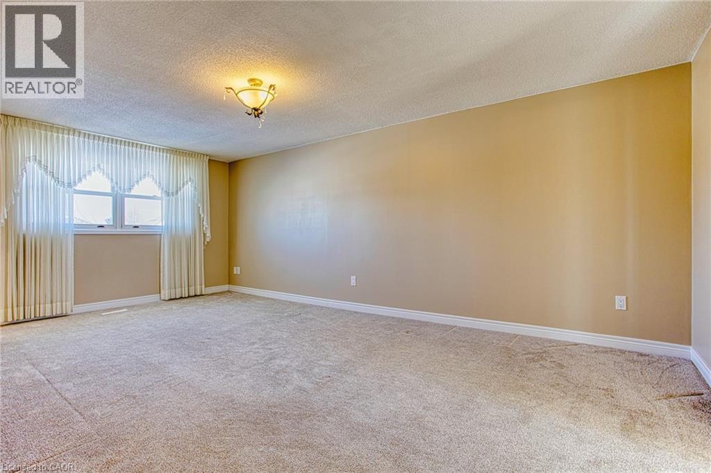 211 Rushdale Drive, Hamilton, ON - Indoor Photo Showing Other Room
