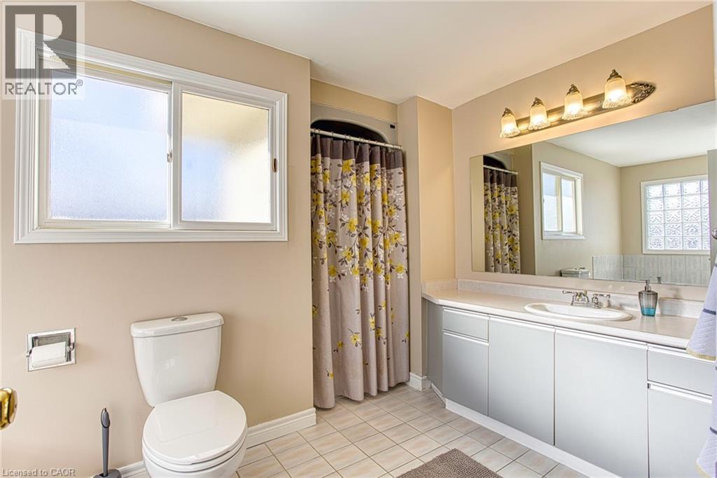 211 Rushdale Drive, Hamilton, ON - Indoor Photo Showing Bathroom