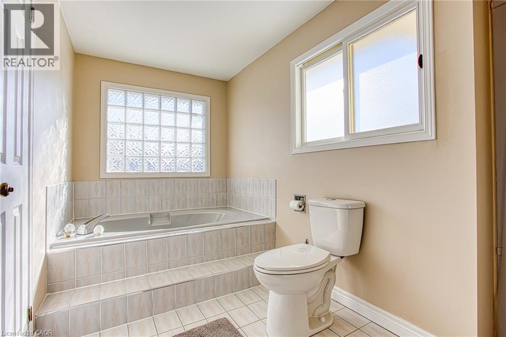 211 Rushdale Drive, Hamilton, ON - Indoor Photo Showing Bathroom