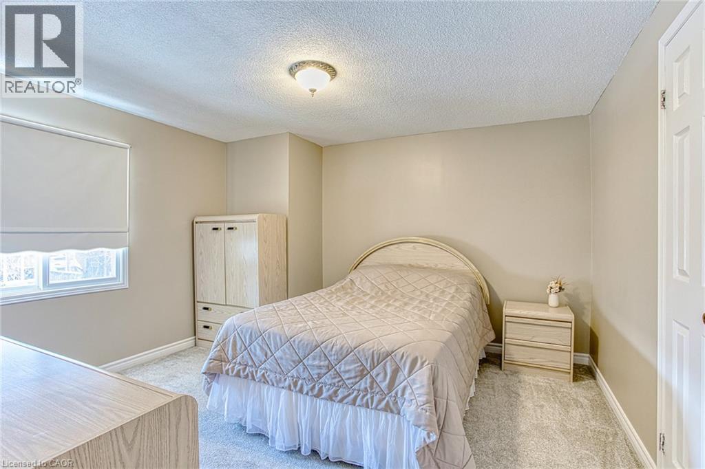 211 Rushdale Drive, Hamilton, ON - Indoor Photo Showing Bedroom