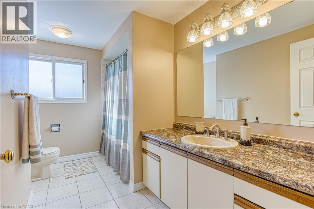 211 Rushdale Drive, Hamilton, ON - Indoor Photo Showing Bathroom