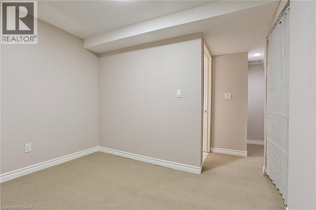 211 Rushdale Drive, Hamilton, ON - Indoor Photo Showing Other Room