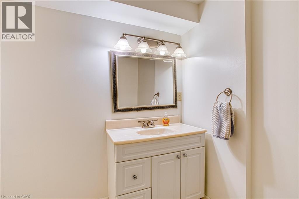 211 Rushdale Drive, Hamilton, ON - Indoor Photo Showing Bathroom