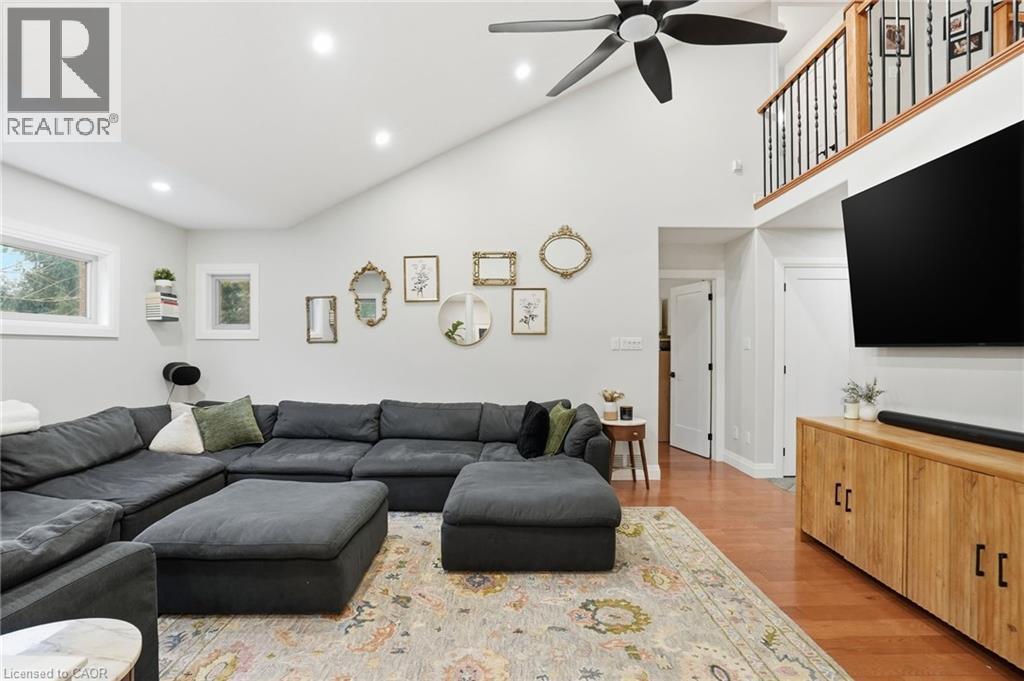 17 Krieghoff Drive, Hamilton, ON - Indoor Photo Showing Living Room