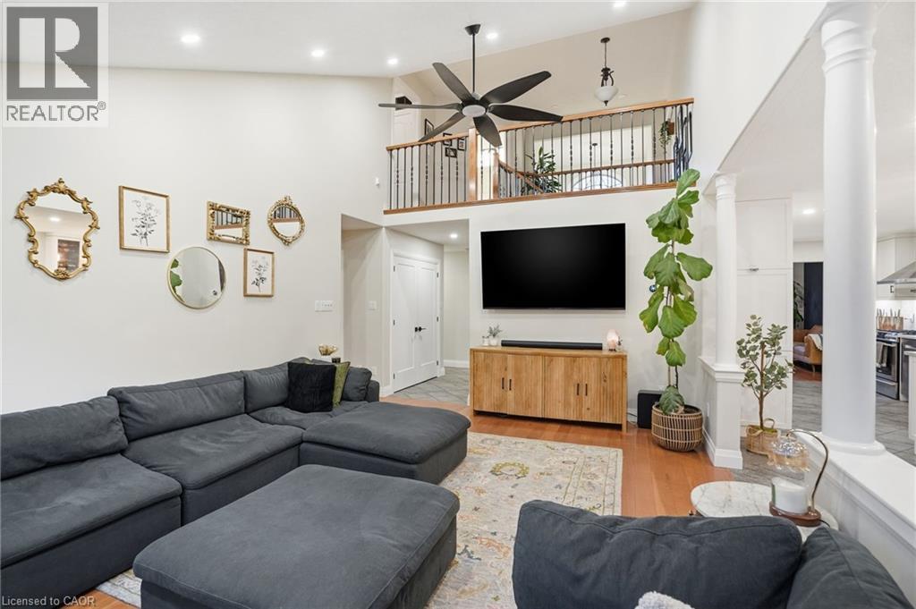 17 Krieghoff Drive, Hamilton, ON - Indoor Photo Showing Living Room