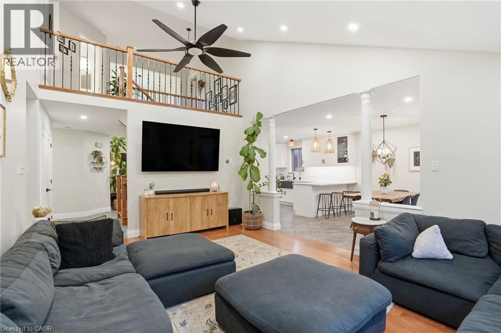 17 Krieghoff Drive, Hamilton, ON - Indoor Photo Showing Living Room