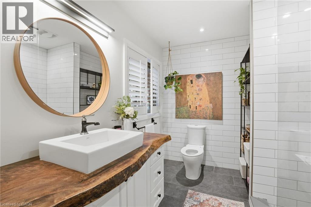 17 Krieghoff Drive, Hamilton, ON - Indoor Photo Showing Bathroom