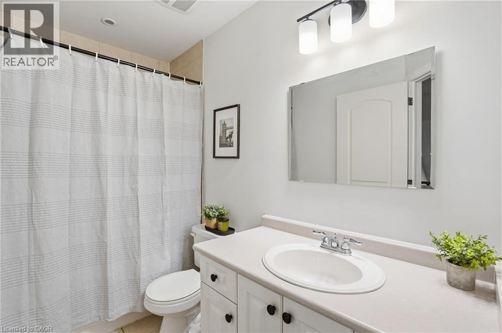 17 Krieghoff Drive, Hamilton, ON - Indoor Photo Showing Bathroom