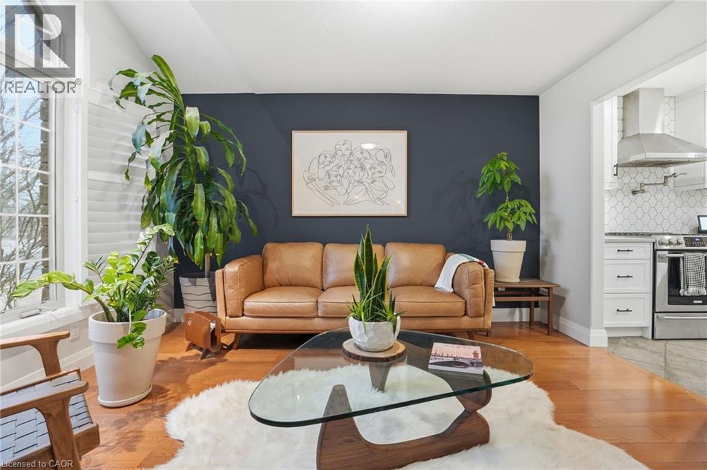 17 Krieghoff Drive, Hamilton, ON - Indoor Photo Showing Living Room