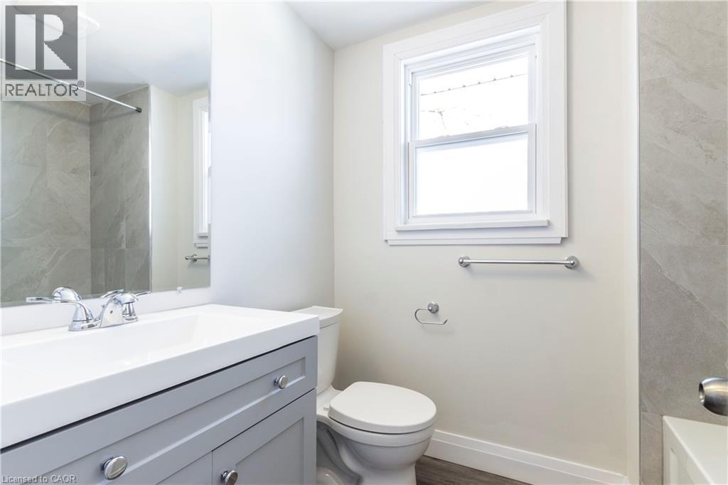 2331 Barclay Road, Burlington, ON - Indoor Photo Showing Bathroom