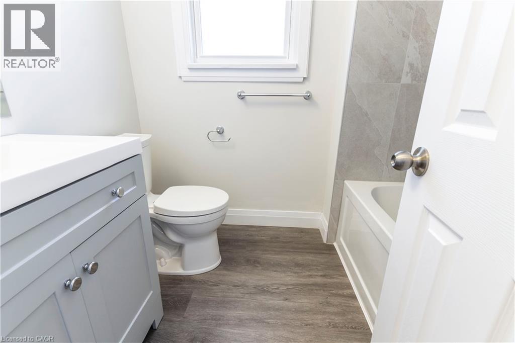 2331 Barclay Road, Burlington, ON - Indoor Photo Showing Bathroom