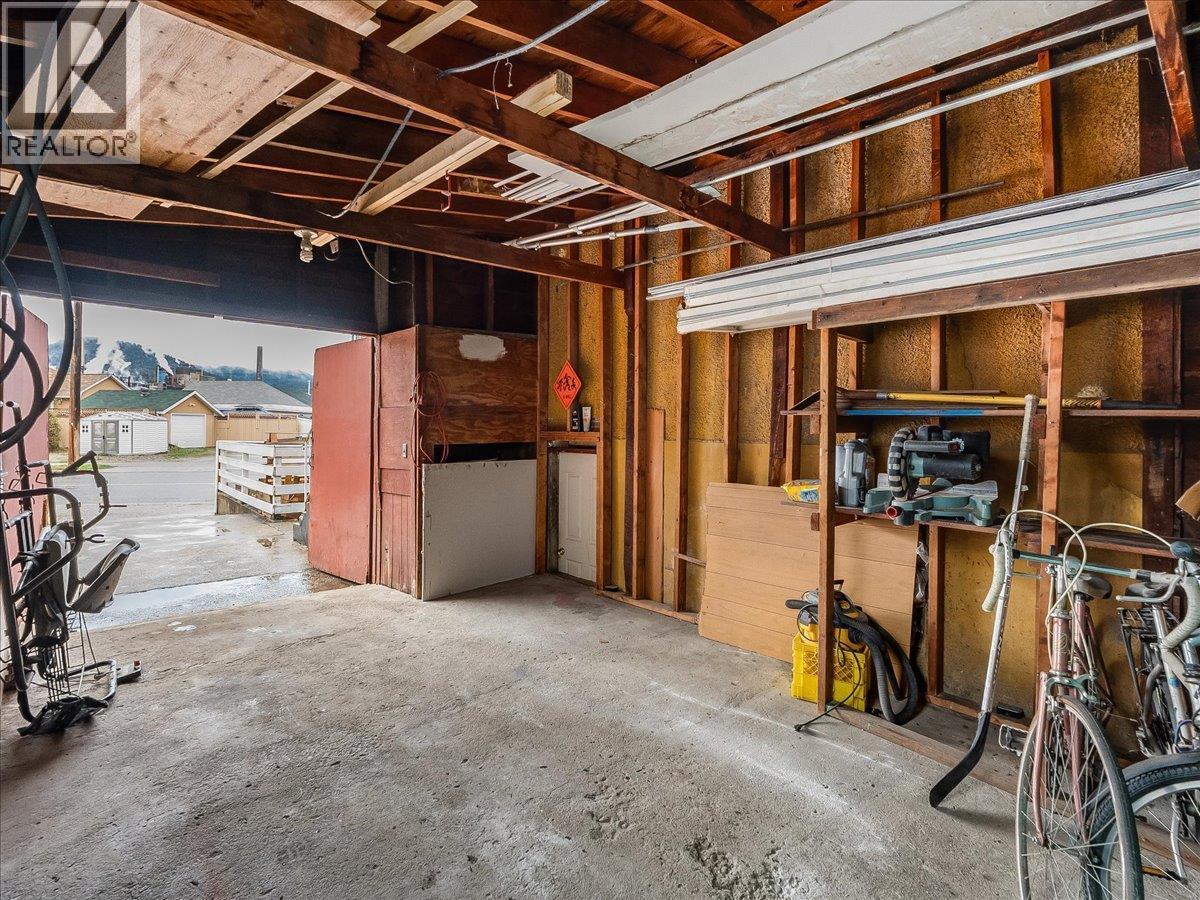 1706 Fourth Avenue, Trail, BC - Indoor Photo Showing Other Room