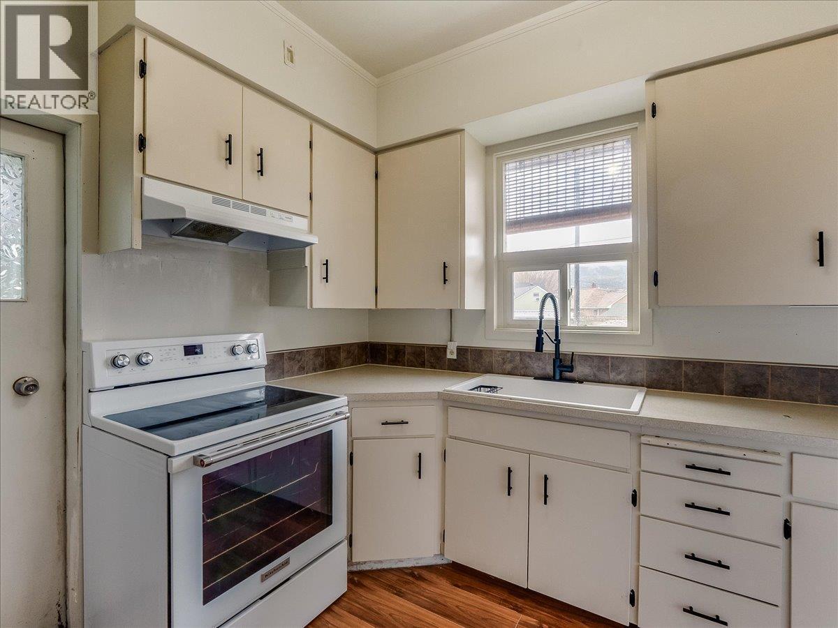 1706 Fourth Avenue, Trail, BC - Indoor Photo Showing Kitchen