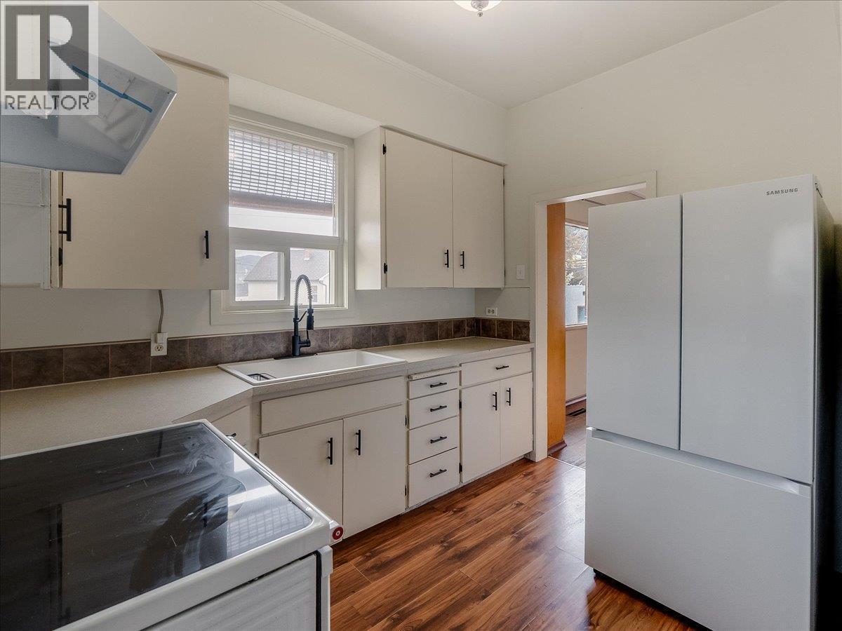 1706 Fourth Avenue, Trail, BC - Indoor Photo Showing Kitchen