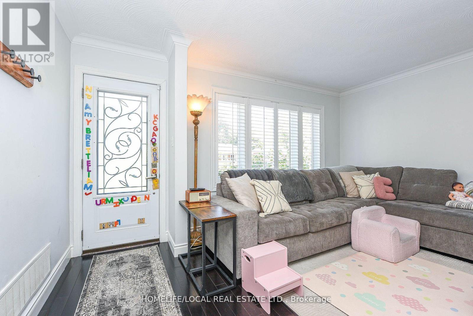 570 Exbury Crescent, Mississauga, ON - Indoor Photo Showing Living Room