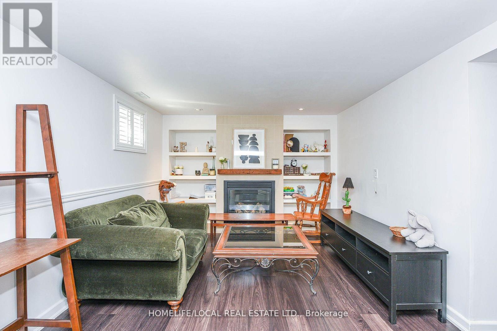 570 Exbury Crescent, Mississauga, ON - Indoor Photo Showing Living Room With Fireplace