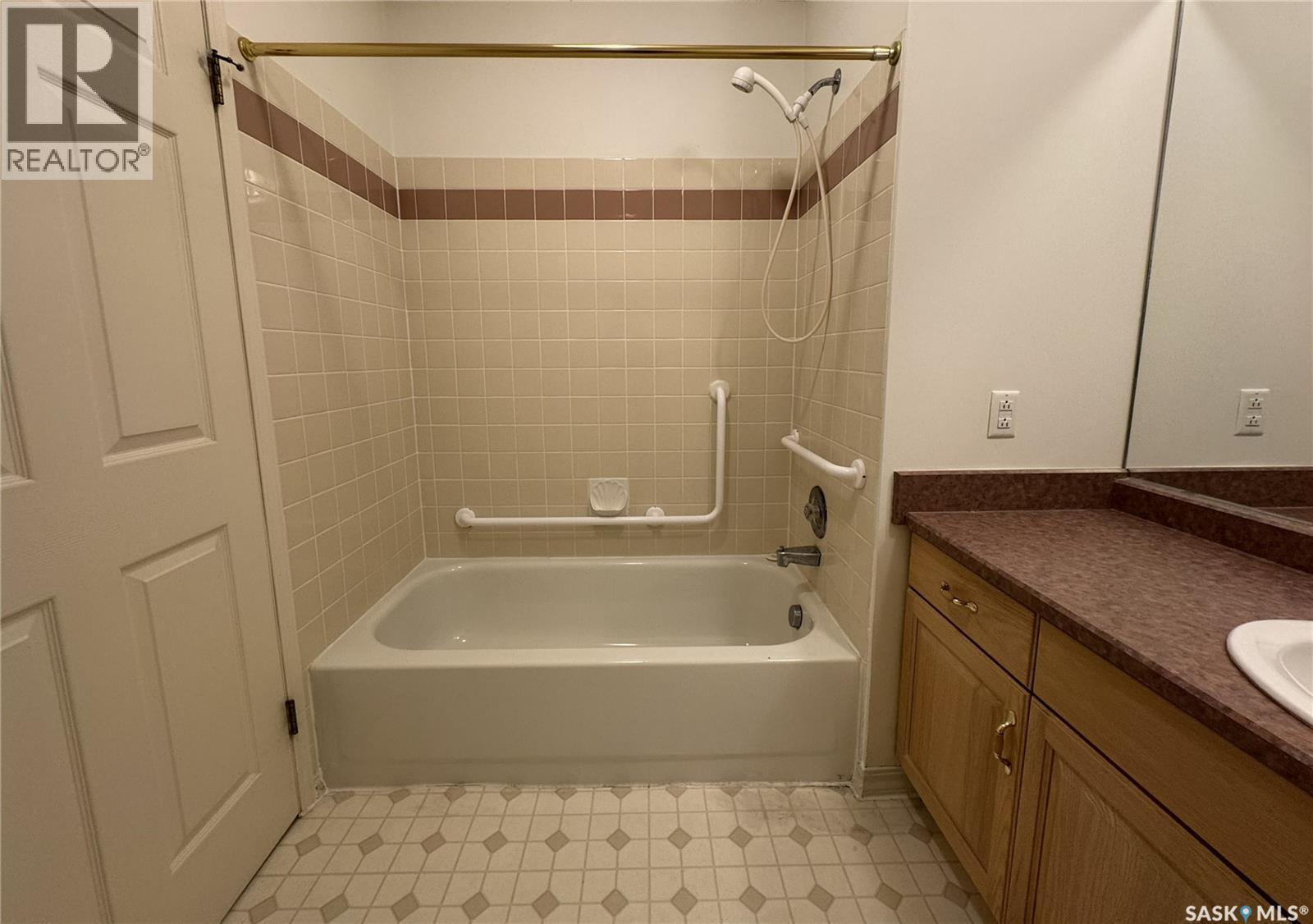 105 111 2Nd Avenue E, Rosetown, SK - Indoor Photo Showing Bathroom