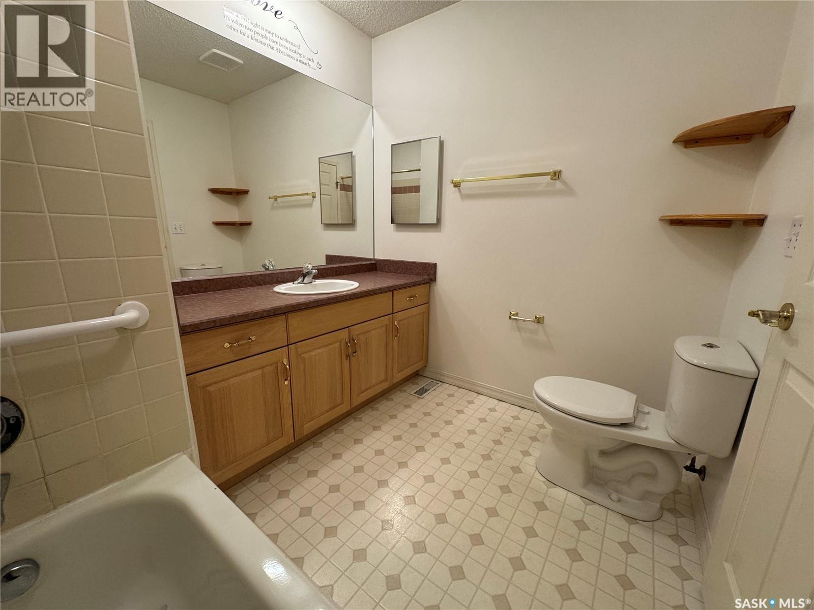 105 111 2Nd Avenue E, Rosetown, SK - Indoor Photo Showing Bathroom