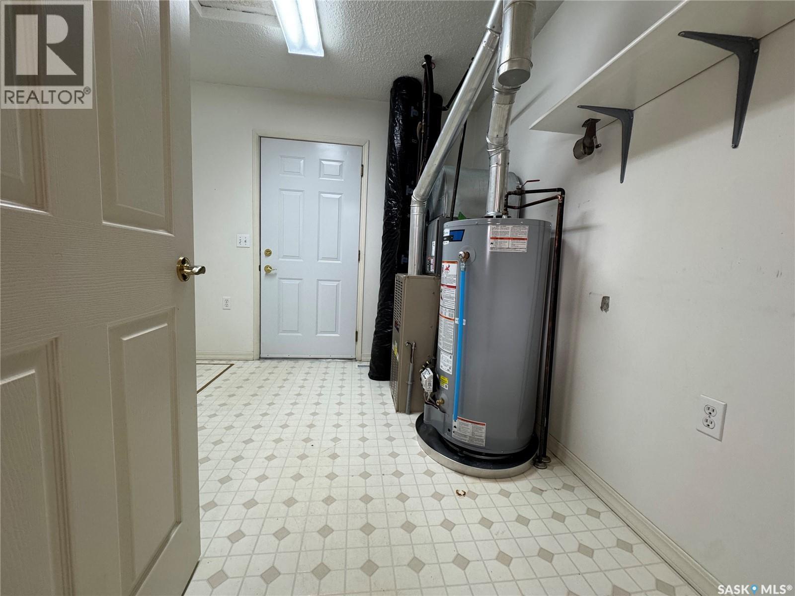 105 111 2Nd Avenue E, Rosetown, SK - Indoor