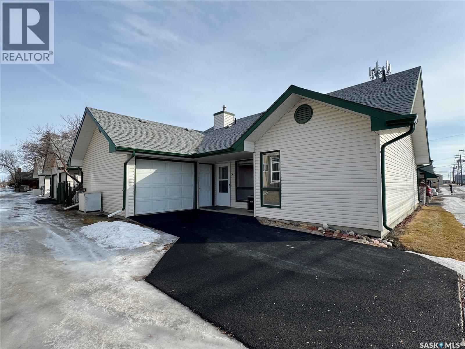 105 111 2Nd Avenue E, Rosetown, SK - Outdoor