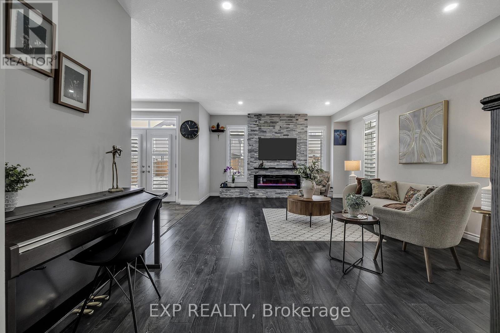 297 Thomas Slee Drive, Kitchener, ON - Indoor Photo Showing Living Room