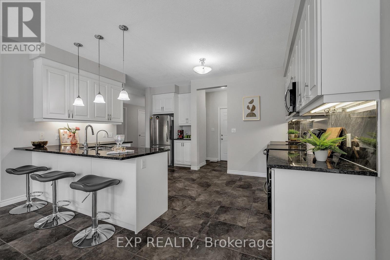297 Thomas Slee Drive, Kitchener, ON - Indoor Photo Showing Kitchen With Upgraded Kitchen