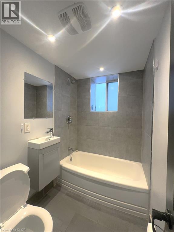 245 Mohawk Road E Unit# 2, Hamilton, ON - Indoor Photo Showing Bathroom